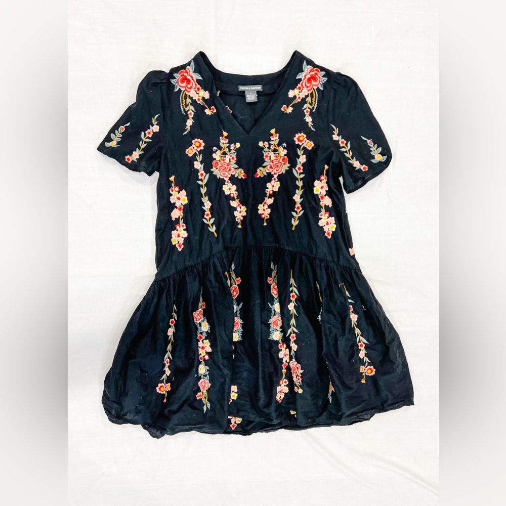 Chelsea & Theadore floral babydoll dress.
Size small.